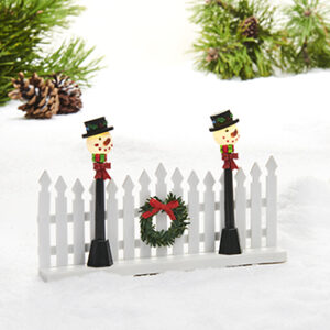 Fence w. lamppostx2, white plastic (battery) - 10X16CM